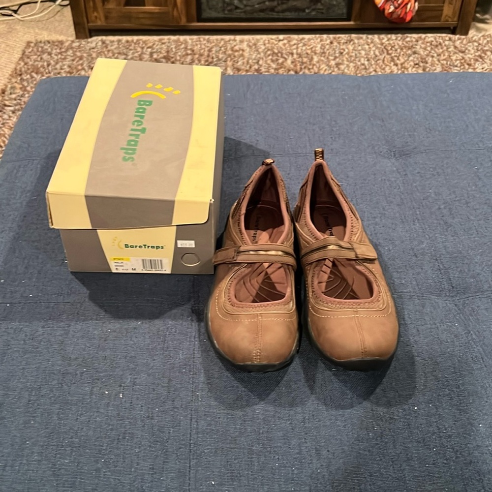 NWT BareTraps Brown leather flats with straps (size 8 1/2M)